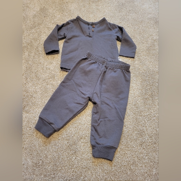 6 Piece Gender Neutral 0-3m Bundle With Cozy Knit Sweaters And Onesies - Picture 3 of 4